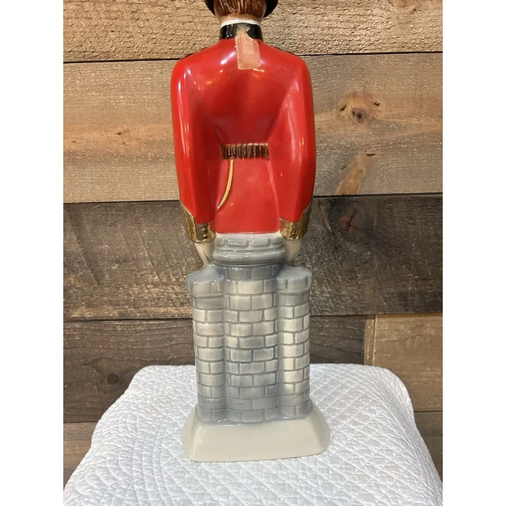 Vintage Windsor Supreme Canadian Whiskey Guard Soldier Liquor Bottle Decanter